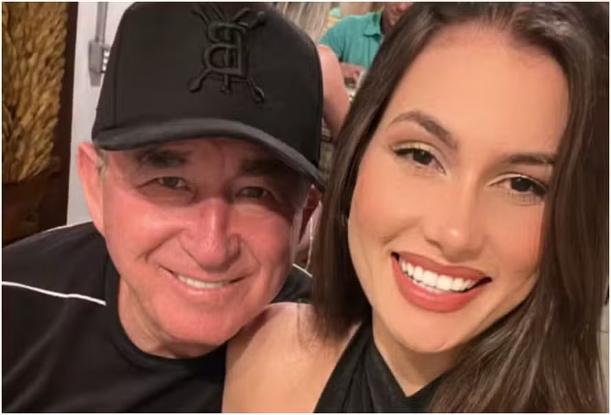 Cantor Amado Batista emociona na Orla de Aracaju em meio a rumores de separação