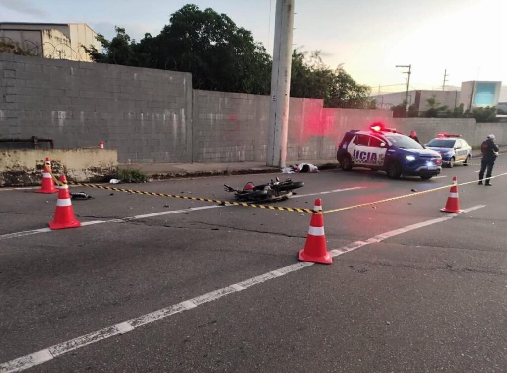 Motoqueiro morre ao colidir com poste em Aracaju