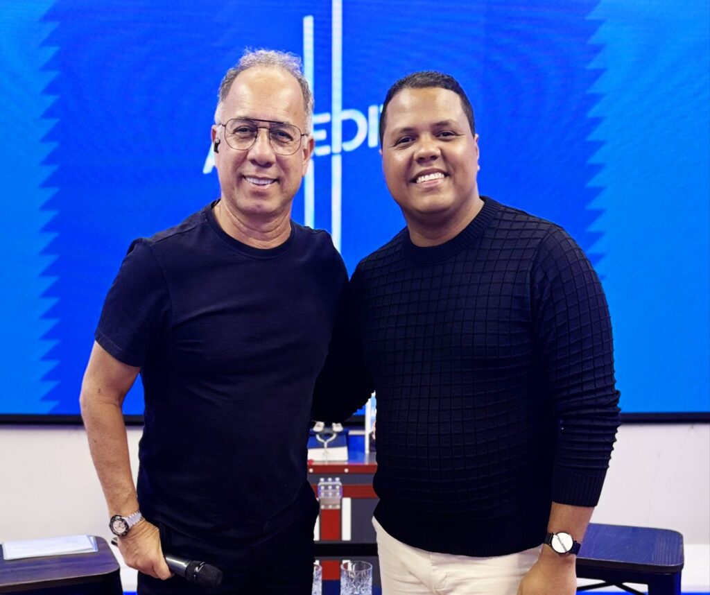 Cantor católico Marcos Simões é destaque nacional em entrevista com Dunga na TV Rede Vida