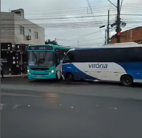 Colisão entre ônibus deixa trânsito lento na Av Santa Gleide