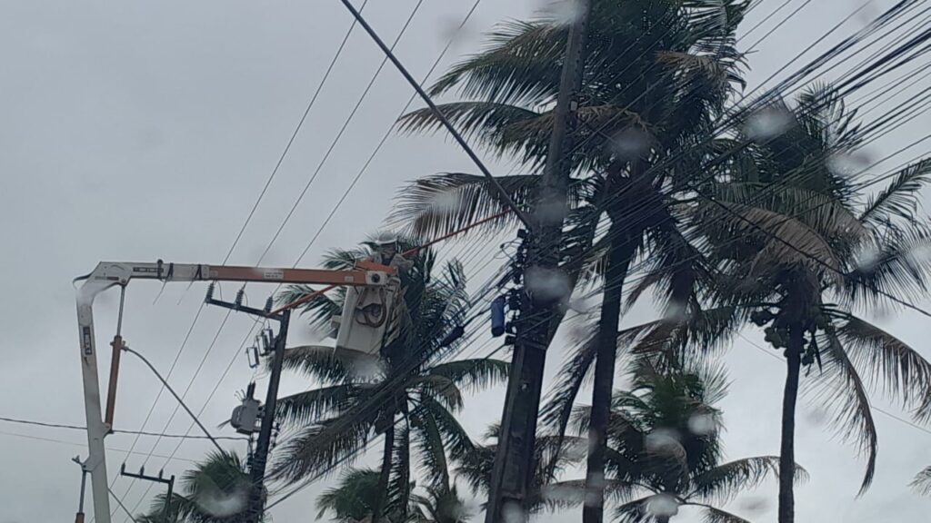 Fortes ventos e chuvas provocam aumento de ocorrências na rede elétricaEfetivo em campo foi ampliado previamente em 300% para agilizar atendimentos