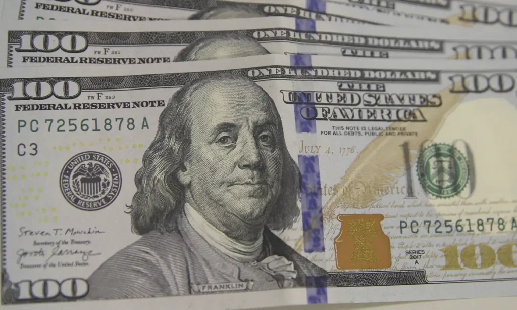 Dólar cai para R$ 5,49 com derrubada de alta do IOF e inflação menor