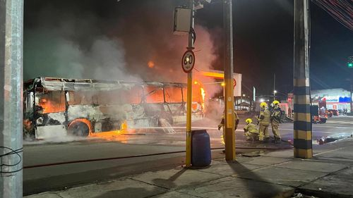 Incêndio atinge ônibus em Aracaju; passageiros conseguem sair a tempo