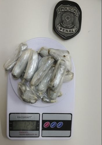 Mulher é flagrada tentando entrar com drogas no presídio de Areia Branca