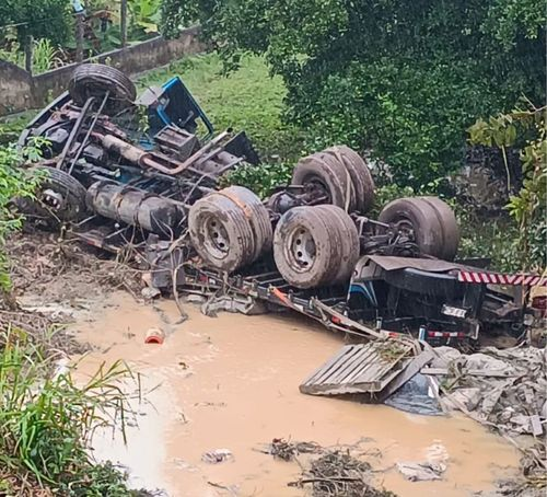 Caminhão carregado sai da pista na BR-235 em Itabaiana após falha mecânica