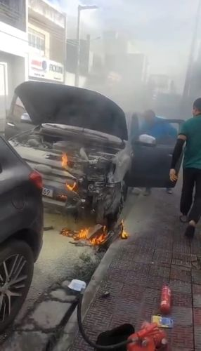 Carro pega fogo no centro de Itabaiana na manhã desta quarta-feira