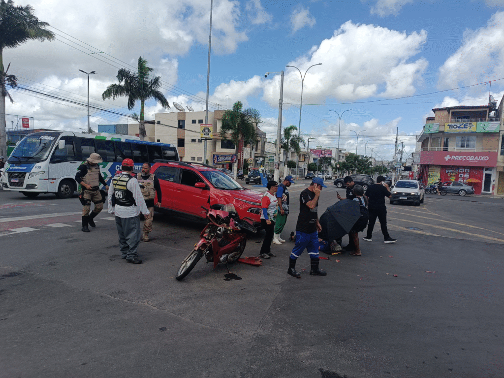 Fiat Toro avança preferencial e atinge motociclista em cruzamento de avenida em Itabaiana