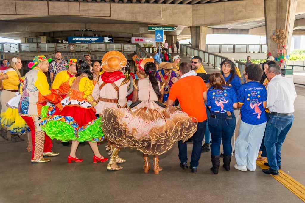 Turistas são recebidos com quadrilha junina e trio pé de serra no Terminal Rodoviário de Aracaju