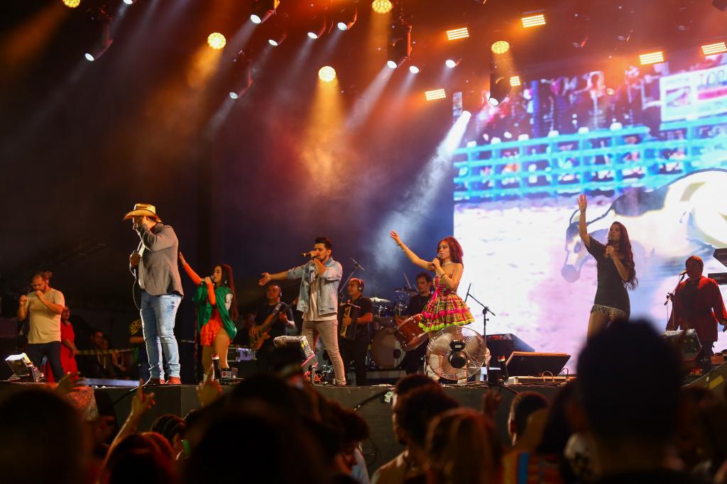 Forró e Arrocha agitam público que foi curtir a nona noite de festa no Forró Caju na Praça dos Mercados