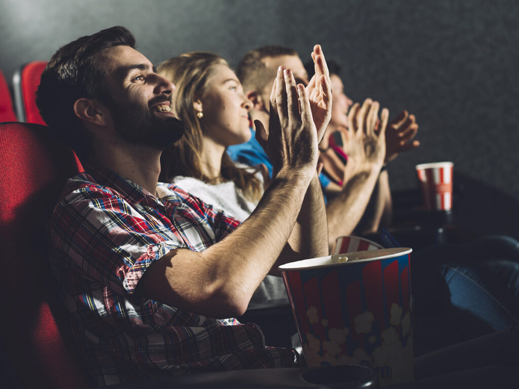 Dia do Amigo: Shopping Jardins apresenta clientes com ingressos de cinema