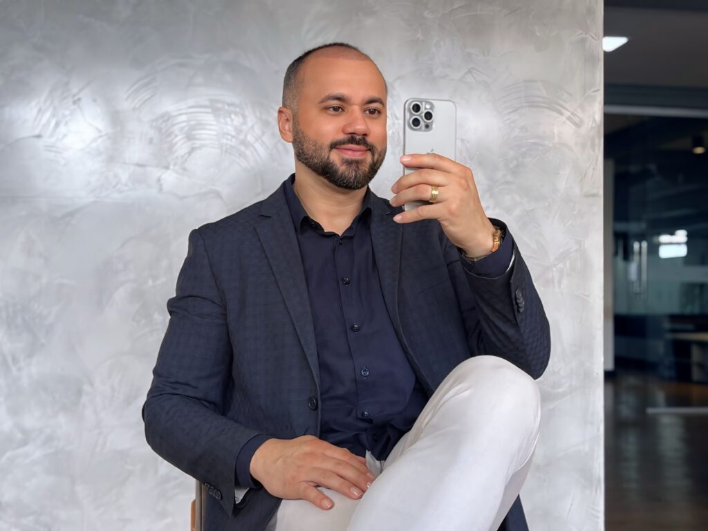 Uso incorreto do celular pode comprometer a saúde da coluna, alerta Dr. Ewerton Caroso