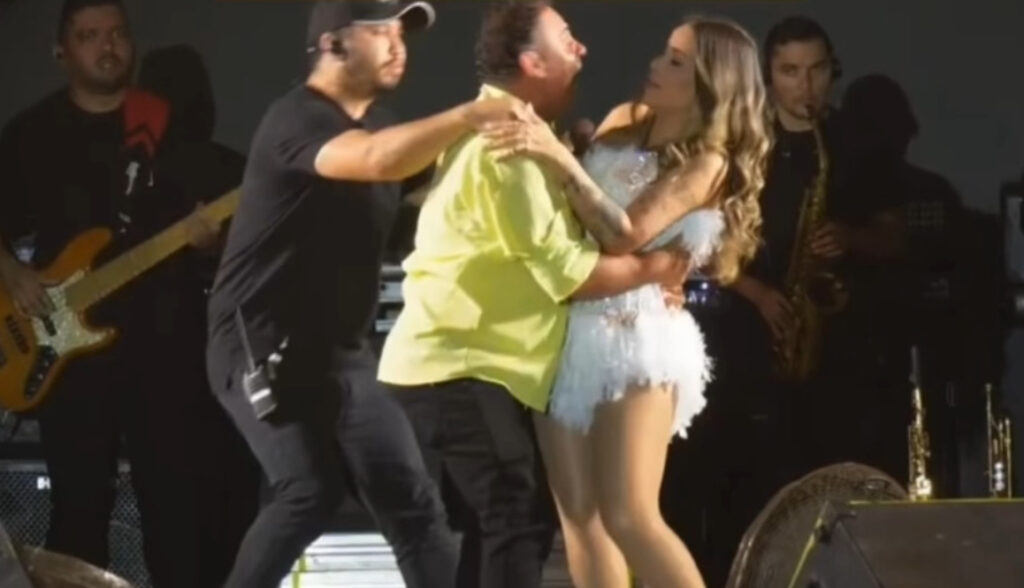 Cantora Walkyria Santos foi surpreendida por um homem no palco e beijada à força