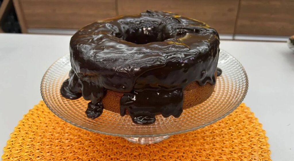 Bolo de cenoura fofinho: desvende os segredos para uma massa perfeita e cobertura cremosa