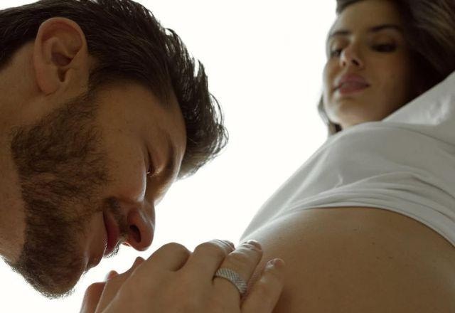 Camila Queiroz e Klebber Toledo anunciam gravidez do primeiro filho: “5 meses esperando”