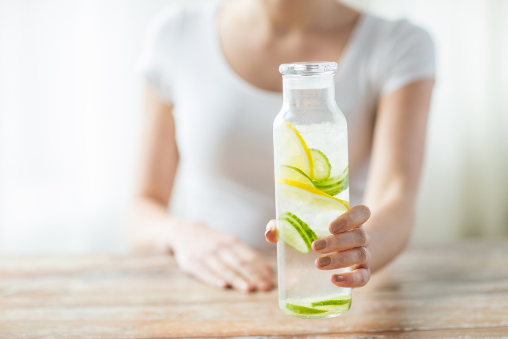 Água saborizada refrescante com frutas e hortelã