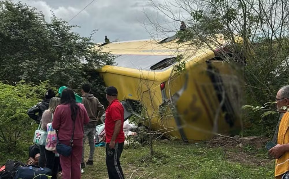 Ônibus com mais de 40 passageiros tomba na Rota do Sertão em Poço Redondo