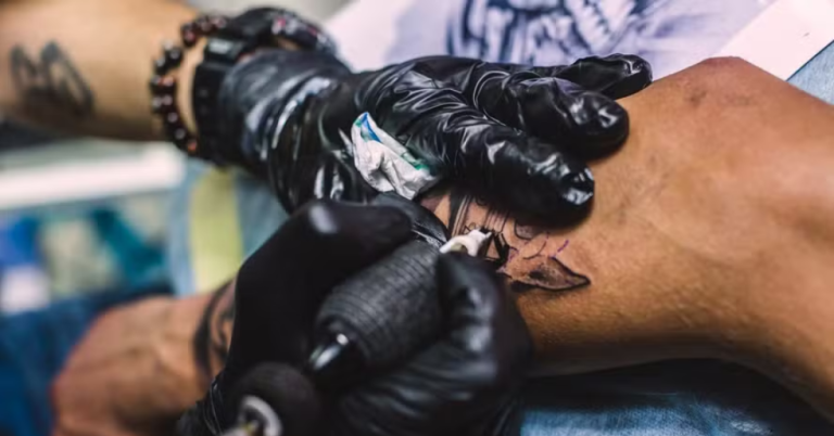 Conselho Federal de Medicina proíbe uso de anestesia para realização de tatuagens