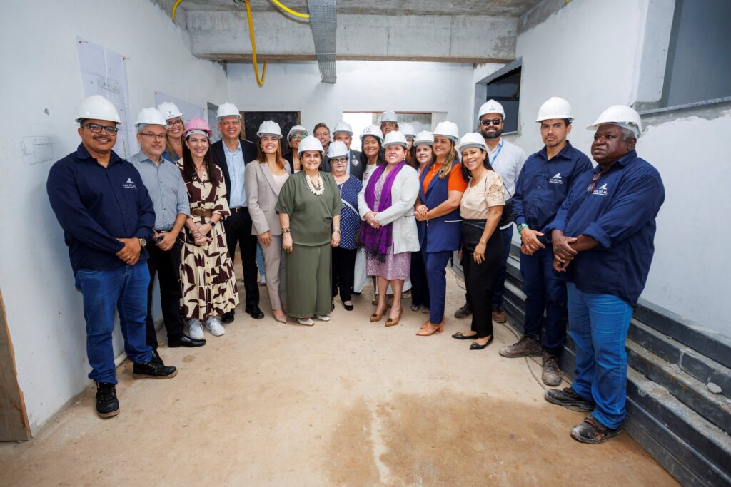 Ministros visitam obra de construção da Casa da Mulher Brasileira em Sergipe