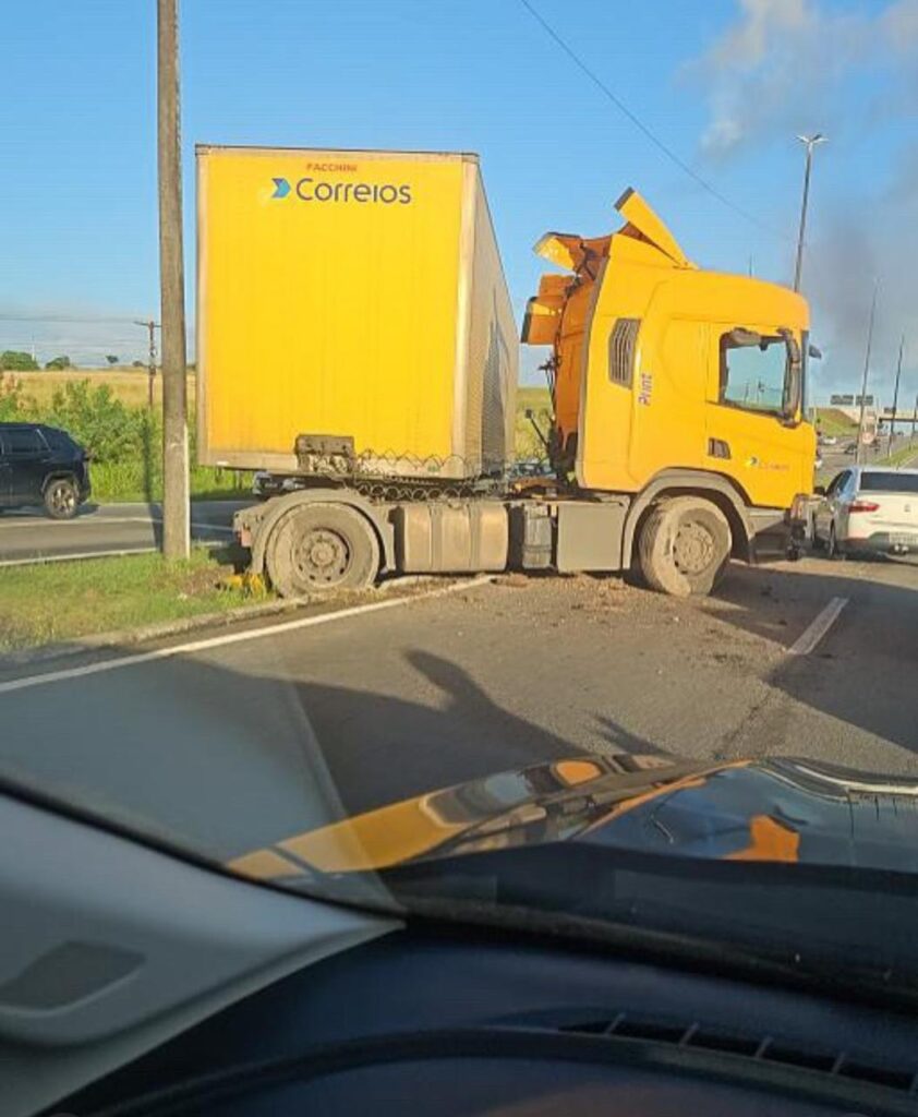 Caminhão dos Correios causa acidente e interdita parcialmente rodovia na entrada de Aracaju