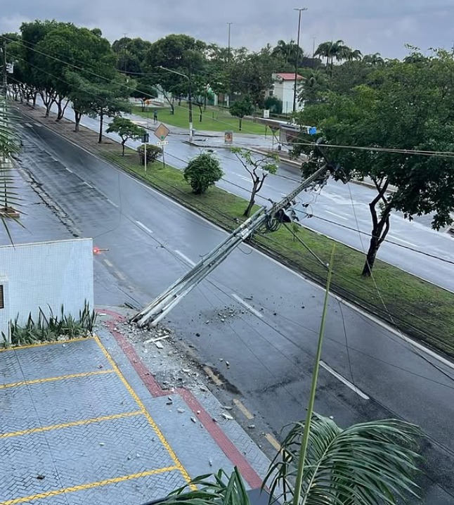 Ônibus bate em poste e atrapalha trânsito no Bairro Jardins