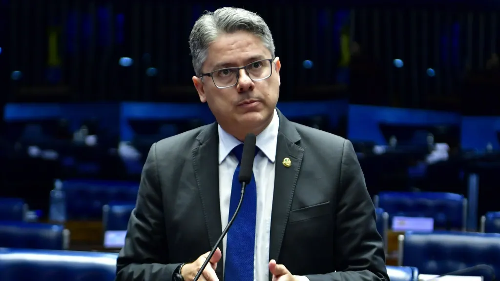 “Brasília já entrou em ritmo de pré-eleição”, afirma senador Alessandro Vieira sobre cenário político nacional