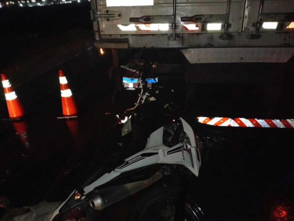 Motociclista morre após colidir com caminhão parado na SE-179, entre Simão Dias e Pinhão