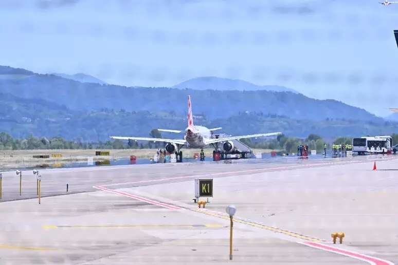 Homem morre sugado por turbina de avião