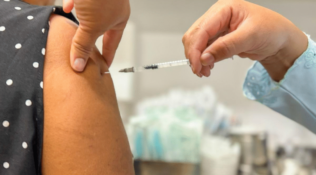 Nova vacina no SUS: o que muda na proteção de bebês contra meningite