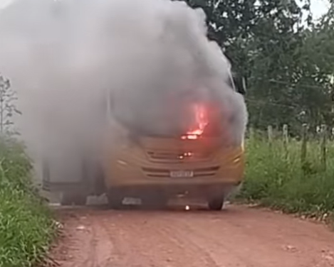 Ônibus escolar pega fogo em Itabi