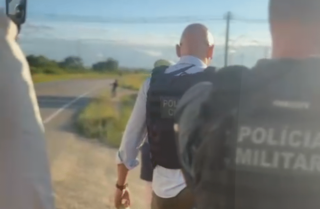 Blitz na entrada de Tobias Barreto resulta na prisão de um homem e na apreensão de 1 kg de cocaína em ônibus intermunicipal