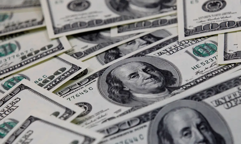 Dólar recua após pico e fecha em R$ 5,51; Bolsa tem leve queda com foco em exportadoras