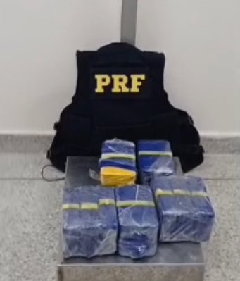Casal é preso pela PRF com 12 kg de crack na BR-101, em São Cristóvão