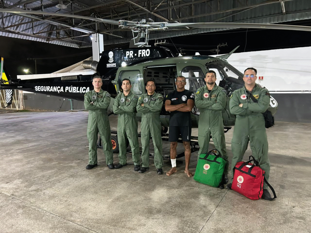 GTA resgata adolescentes presos em embarcação durante maré alta no litoral sul de Sergipe