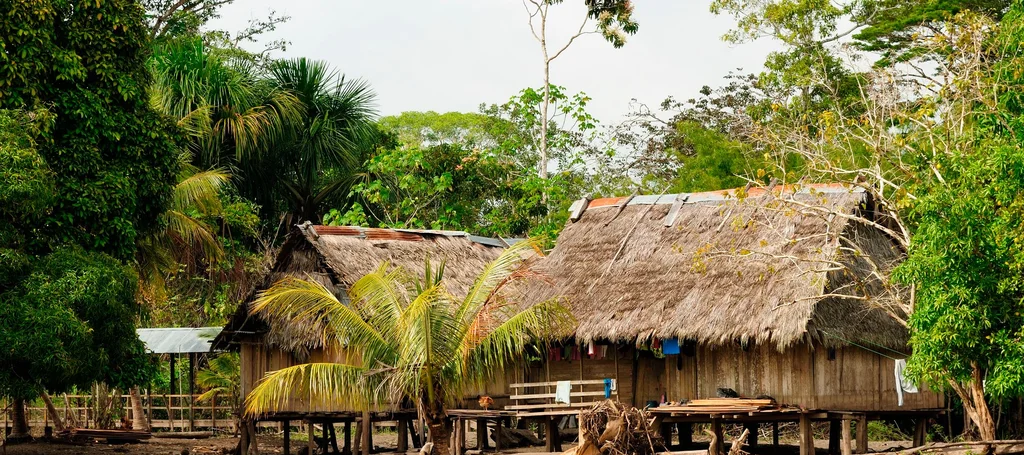 Missionários utilizam aparelhos solares clandestinos para evangelizar indígenas isolados na Amazônia