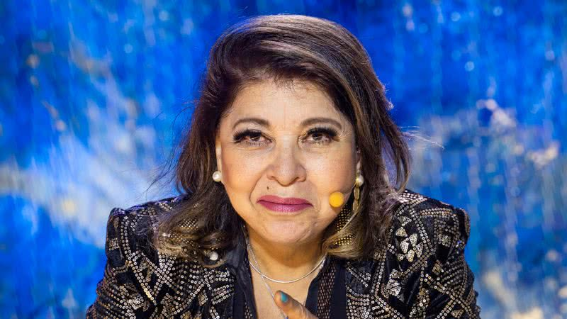 Roberta Miranda chuta invasor de palco em show no Ceará