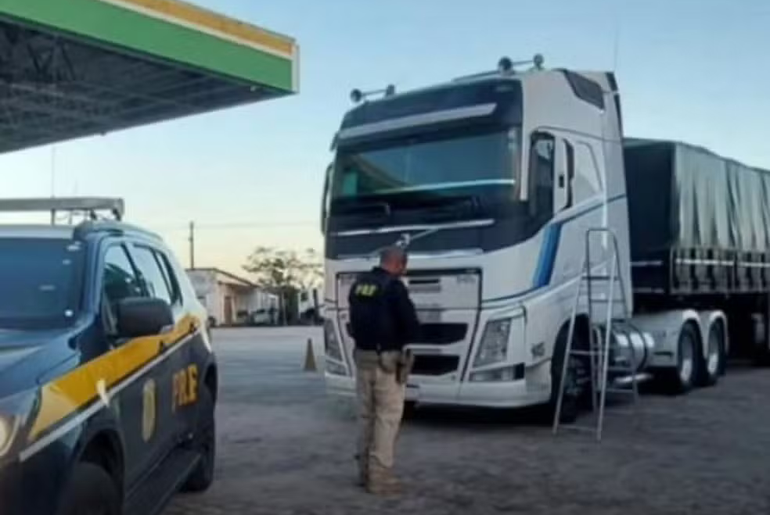 Caminhoneiro é encontrado morto dentro de veículo em Malhada dos Bois