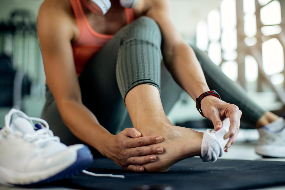 Dor no calcanhar pode ser fascite plantar: entenda o que é e quais as suas causas 