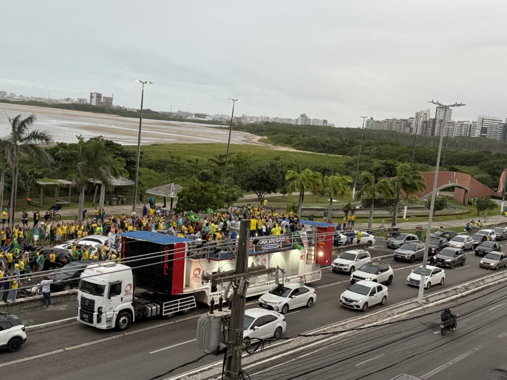 Apoiadores de Bolsonaro realizam manifestação em Aracaju contra medidas do STF