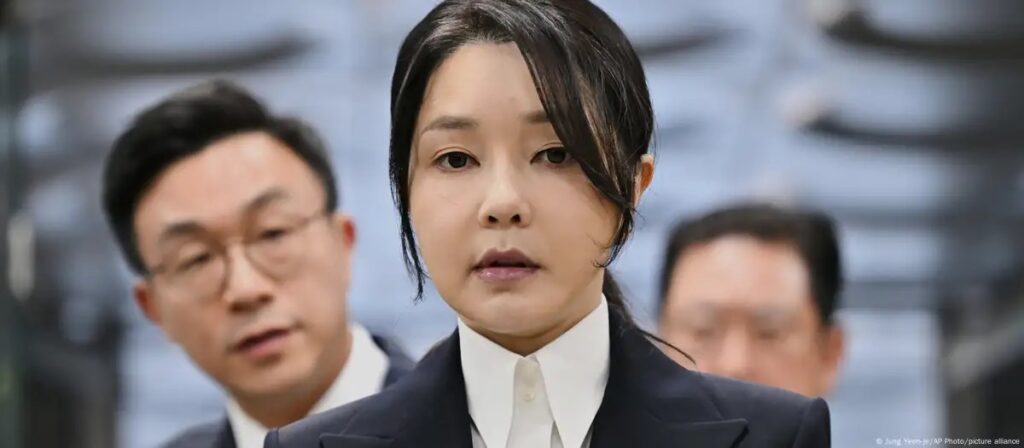 Ex-primeira-dama da Coreia do Sul inicia prisão em meio a investigação criminal