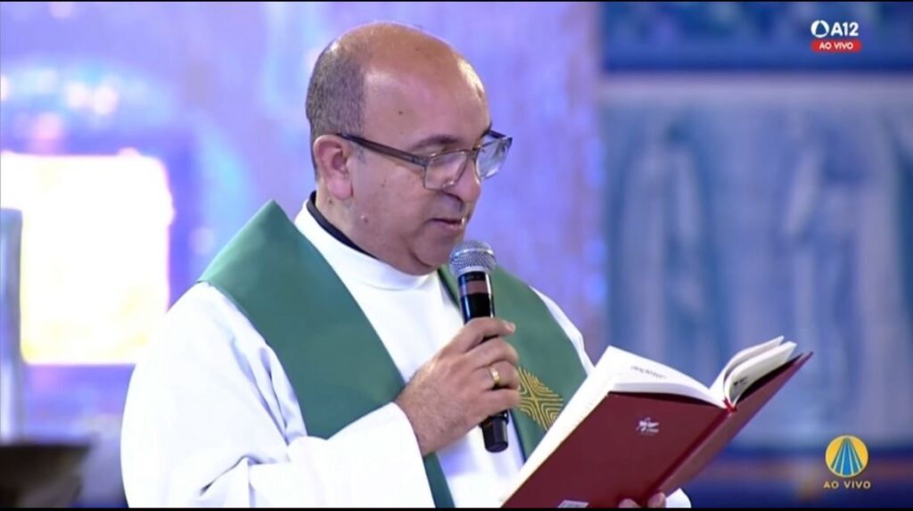 Padre Paulo Lima participa de missa em Aparecida e menciona Paróquia de Santo Antônio e Almas