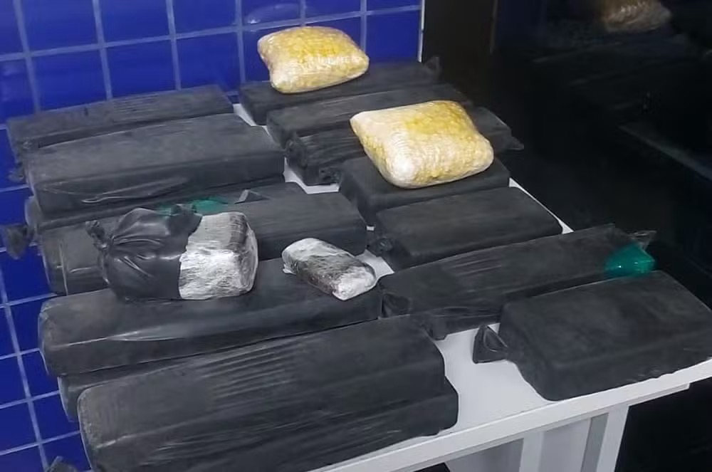 PRF apreende 17 Kg de drogas e comprimidos sintéticos na BR-101