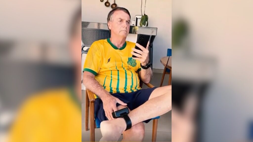 Jair Bolsonaro participa de manifestação por telefone com tornozeleira eletrônica visível
