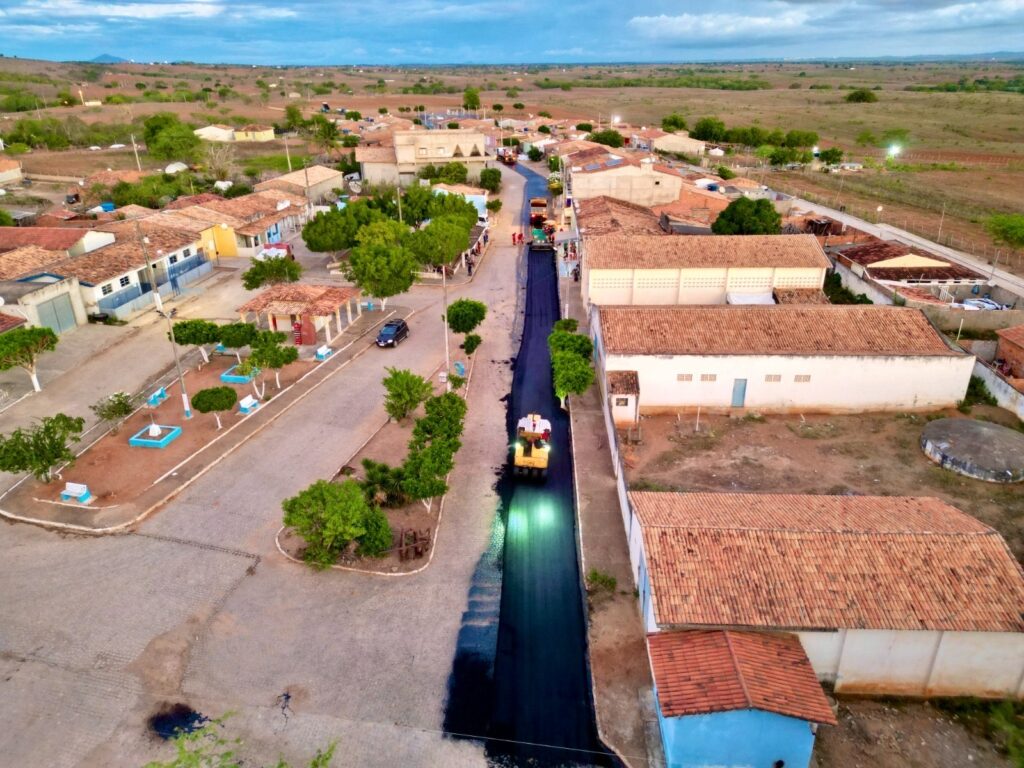 Prefeitura de Carira realiza obras de pavimentação em diversos povoados e garante mais qualidade de vida à população