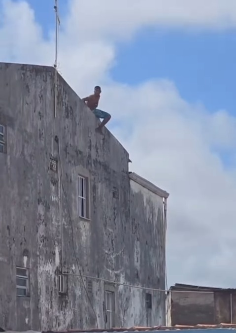 Populares capturam assaltante após perseguição no bairro América, em Aracaju
