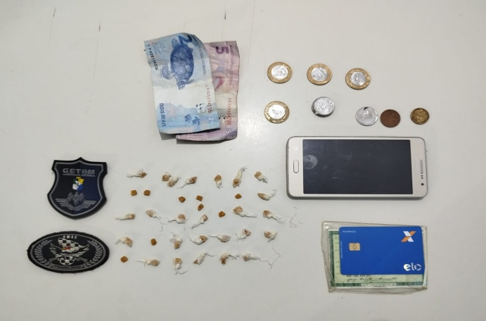 PM prende mulher suspeita por envolvimento com o tráfico de drogas na cidade de Lagarto