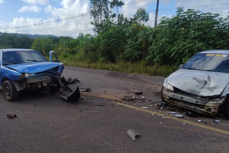 Colisão frontal em Salgado deixa um condutor ferido