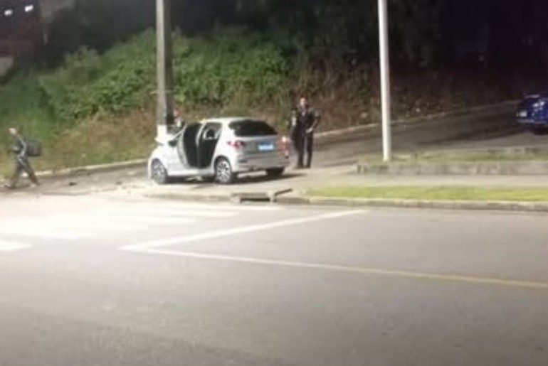 Homem é baleado e carro bate em poste na Zona Norte de Aracaju