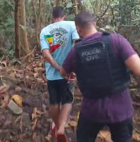 Polícia Civil recupera celulares enterrados em mata e prende dois suspeitos em flagrante