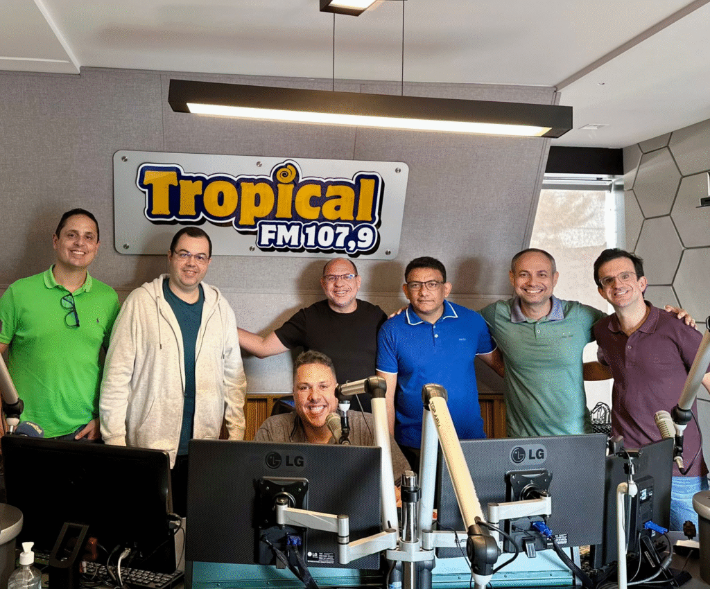 Equipe da 93.1 visita rádio Tropical FM de São Paulo/SP