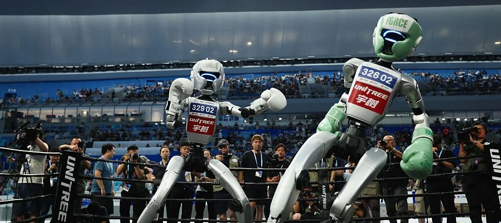 Humanoides competem em corridas, lutas e danças na estreia dos Jogos Globais de Robôs em Xangai